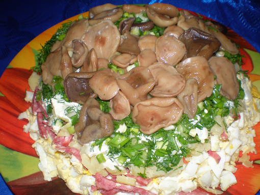 Салат с копченой колбасой и мариноваными грибами