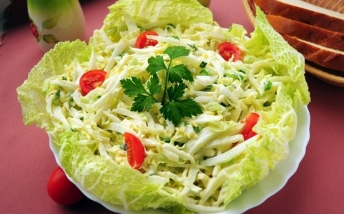 Рецептов салатов с пекинской капустой существует огромное множество.