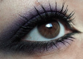 Карие глаза  – макияж с подводкой 