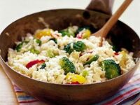 Вегетарианский вариант жареного риса с овощами 