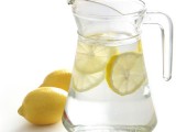 Вода с лимоном натощак: польза и вред