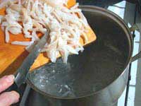 Как приготовить салат со свежими кальмарами