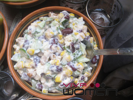 салат с красной консервированной фасолью , сухариками и кукурузой