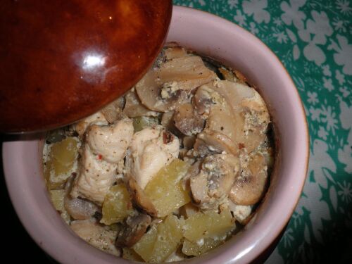 нежный вкус этого блюда Курица с картофелем и грибами в горшочке с грибным соусом. 